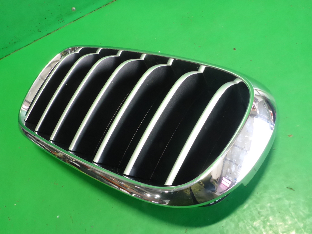 Решетка радиатора левая