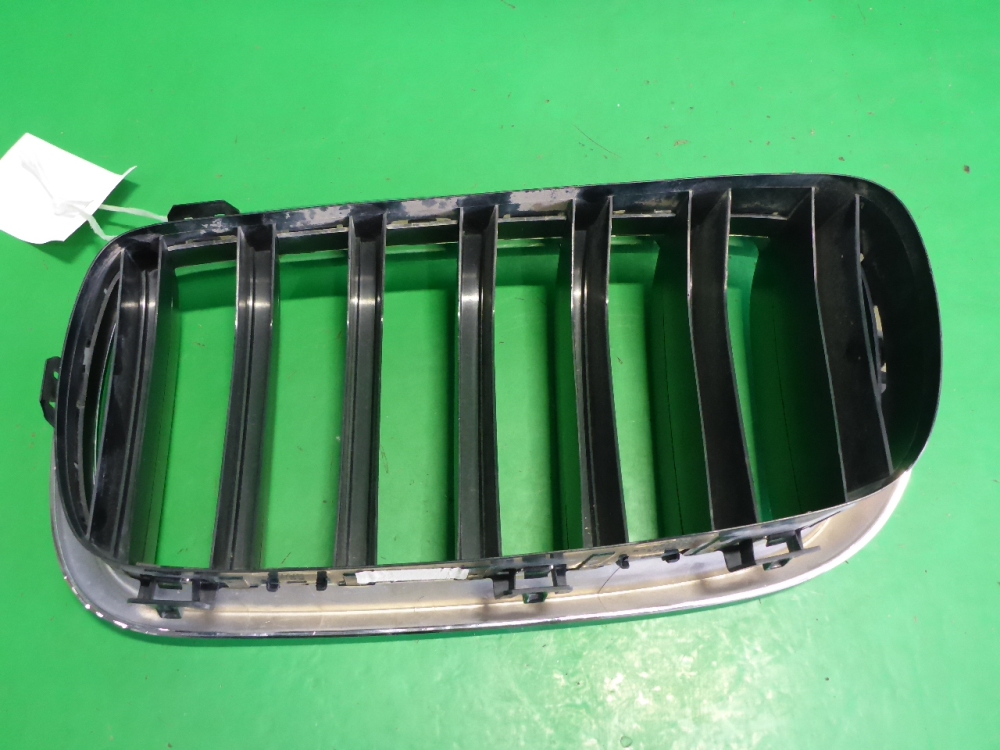 Решетка радиатора правая