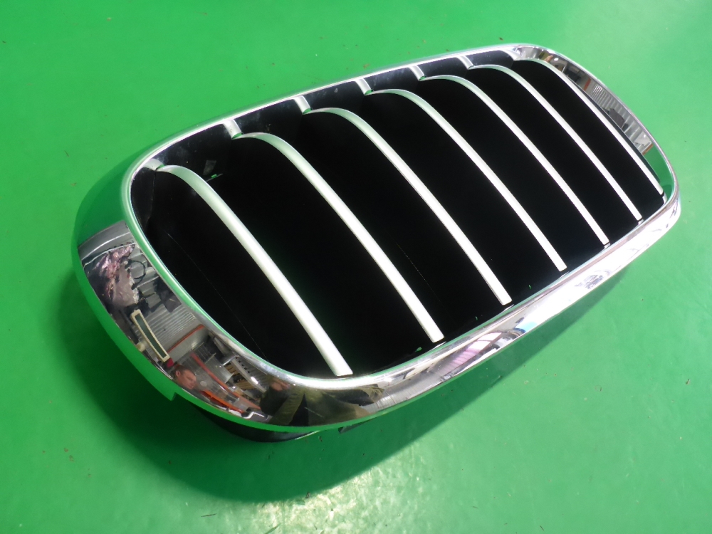 Решетка радиатора правая