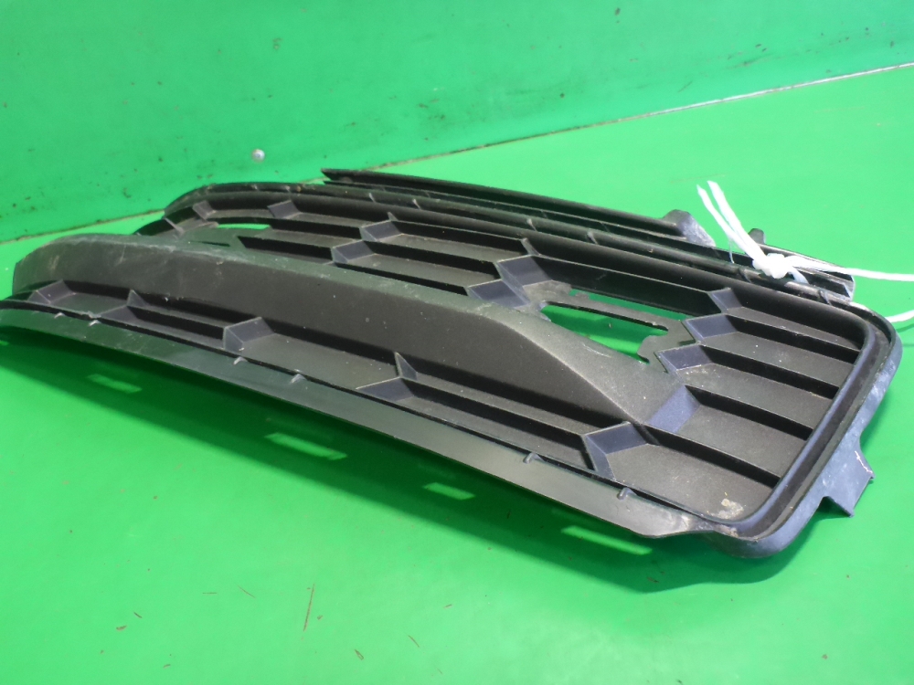 Решетка в бампер правая