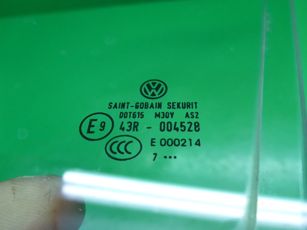 Стекло двери задней правой (форточка)