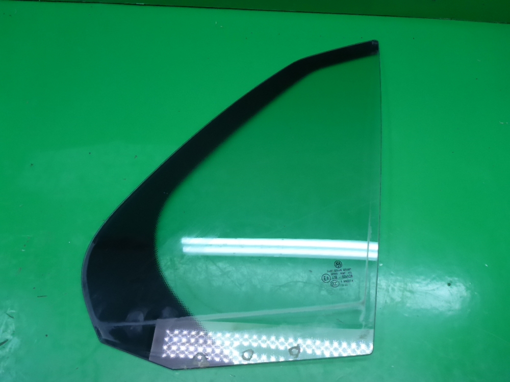 Стекло двери задней правой (форточка)