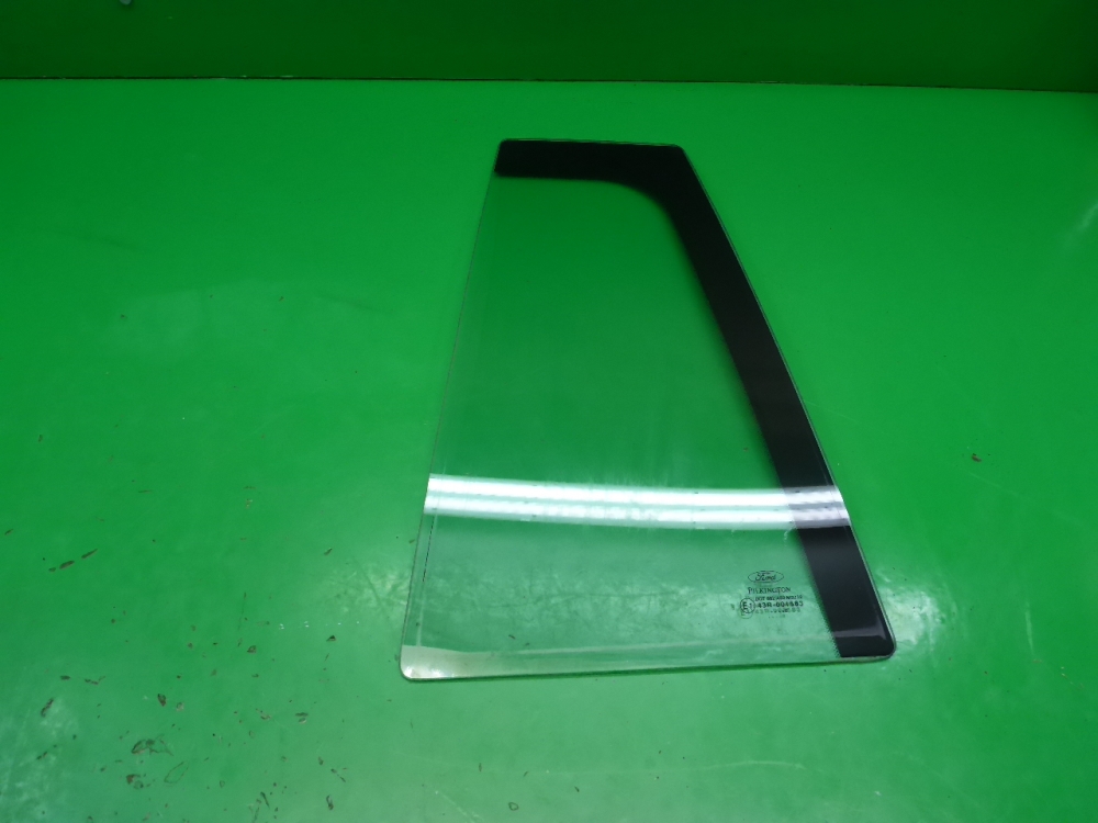 Стекло двери задней левой (форточка)