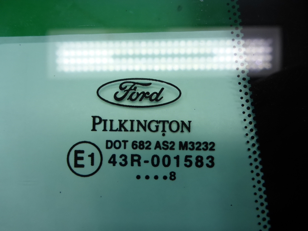 Стекло двери задней левой (форточка)