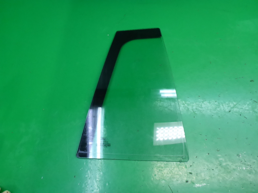 Стекло двери задней правой (форточка)