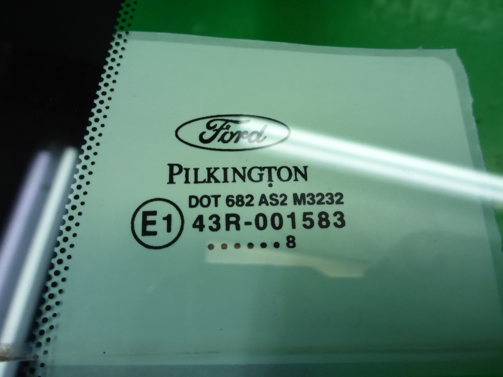 Стекло двери задней правой (форточка)