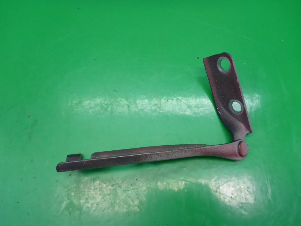 Петля капота правая