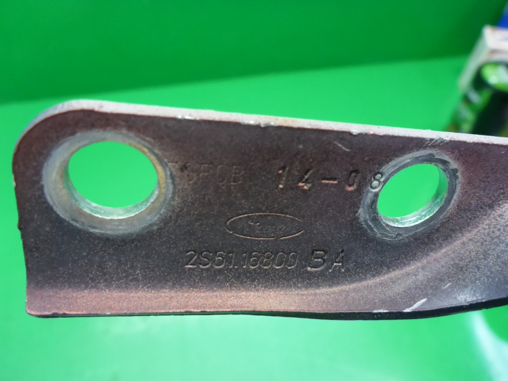 Петля капота правая