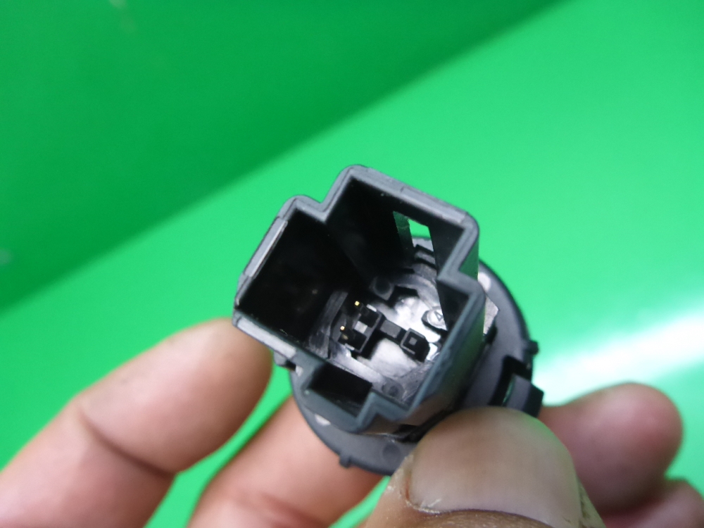 Кнопка открывания багажника