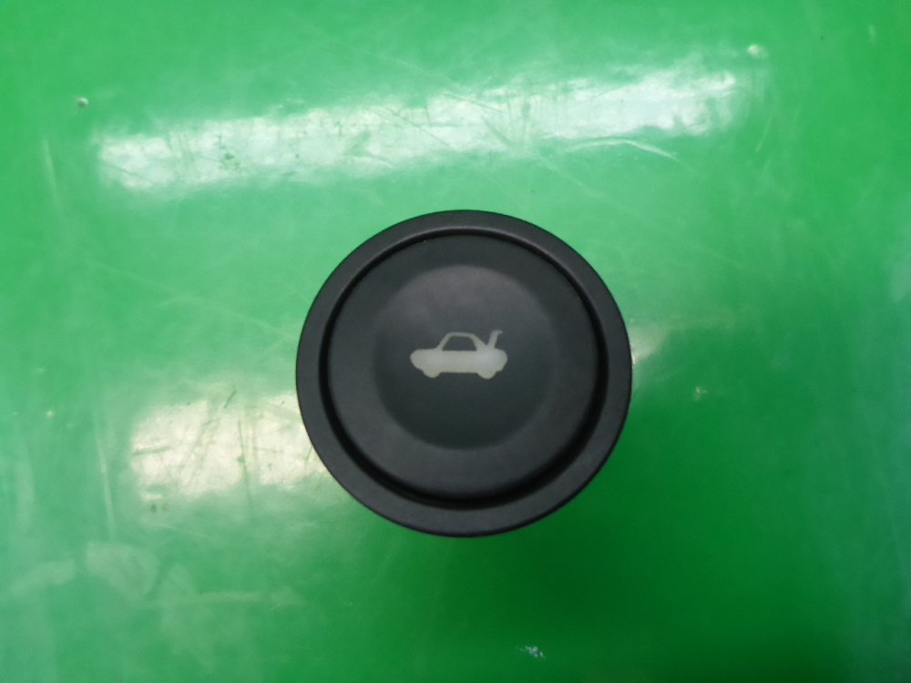 Кнопка открывания багажника