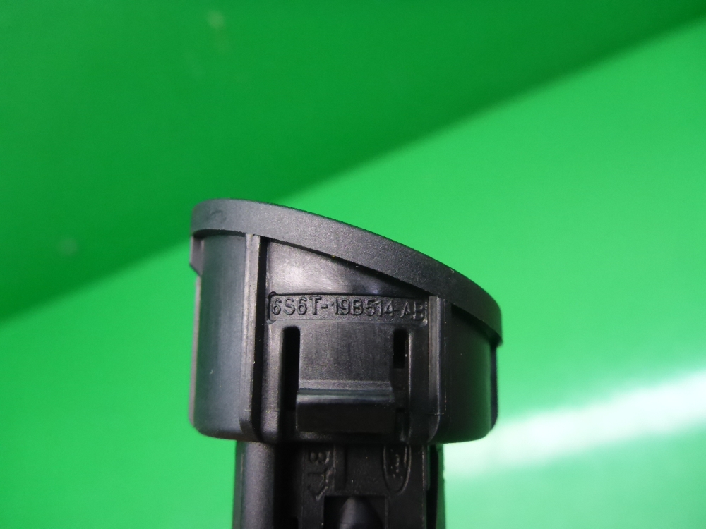 Кнопка открывания багажника