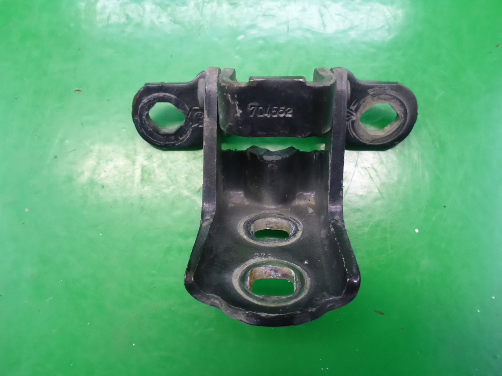 Петля двери задней правой верхняя