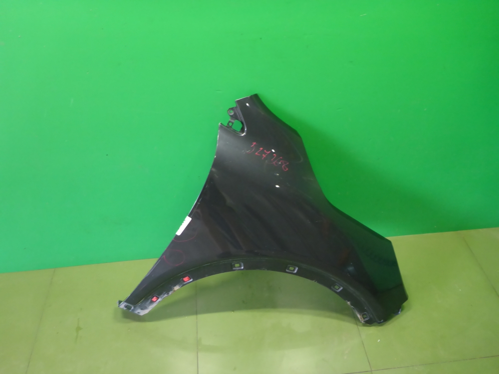 Крыло переднее правое