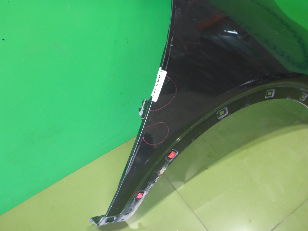 Крыло переднее правое