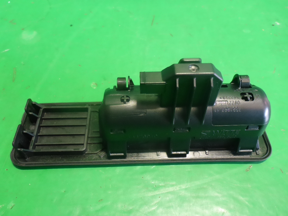 Кнопка открывания багажника