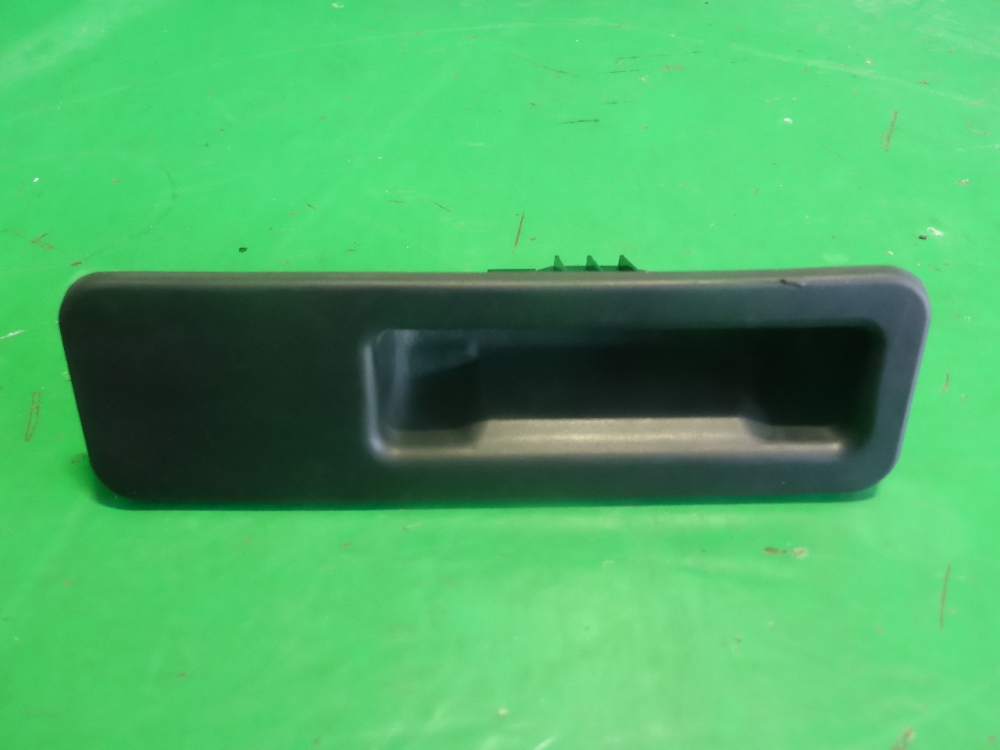 Кнопка открывания багажника