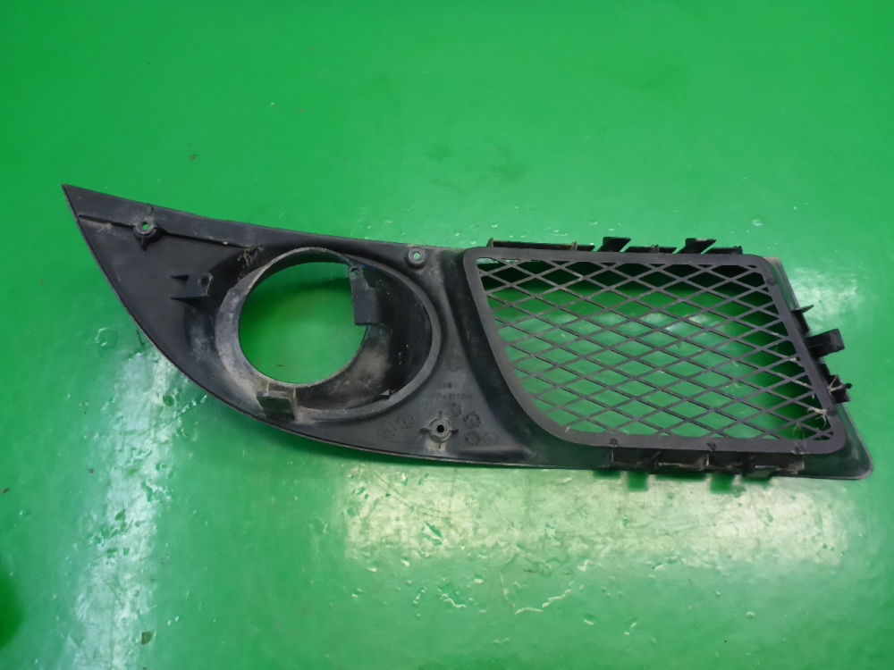 Рамка противотуманной фары левой