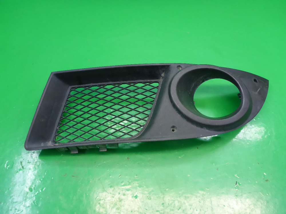 Рамка противотуманной фары левой