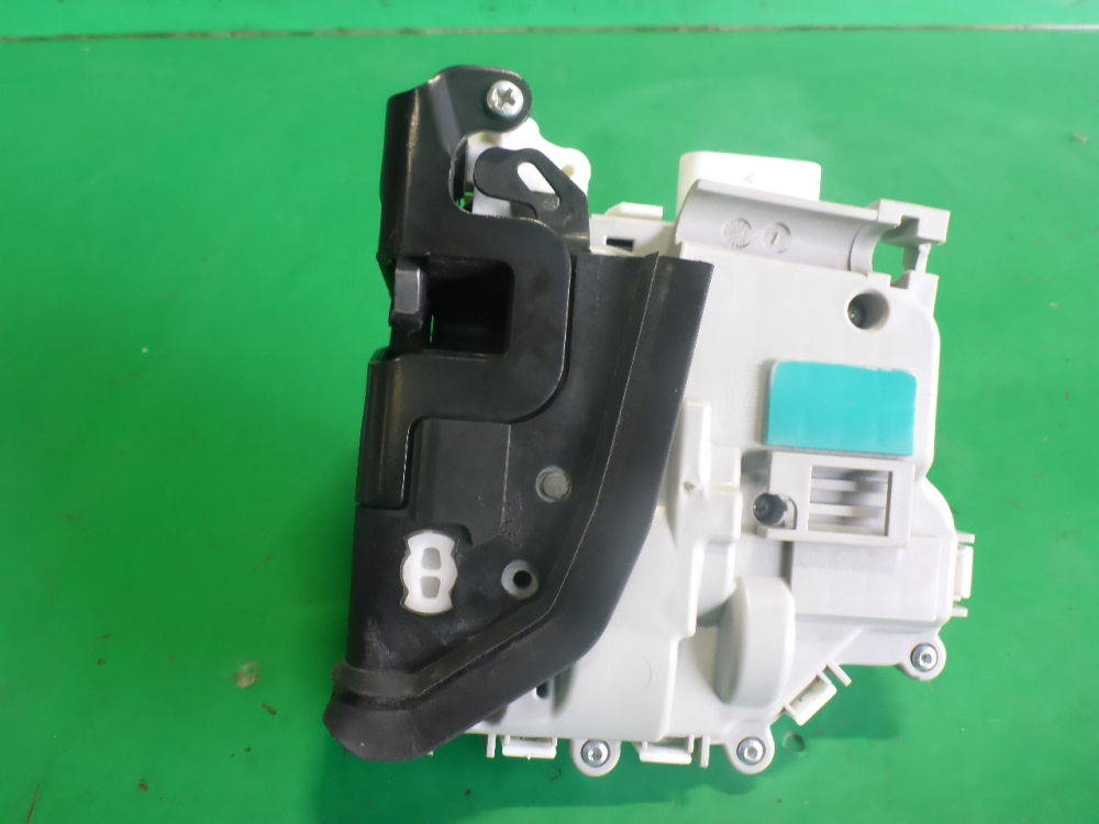 Замок двери передней правой