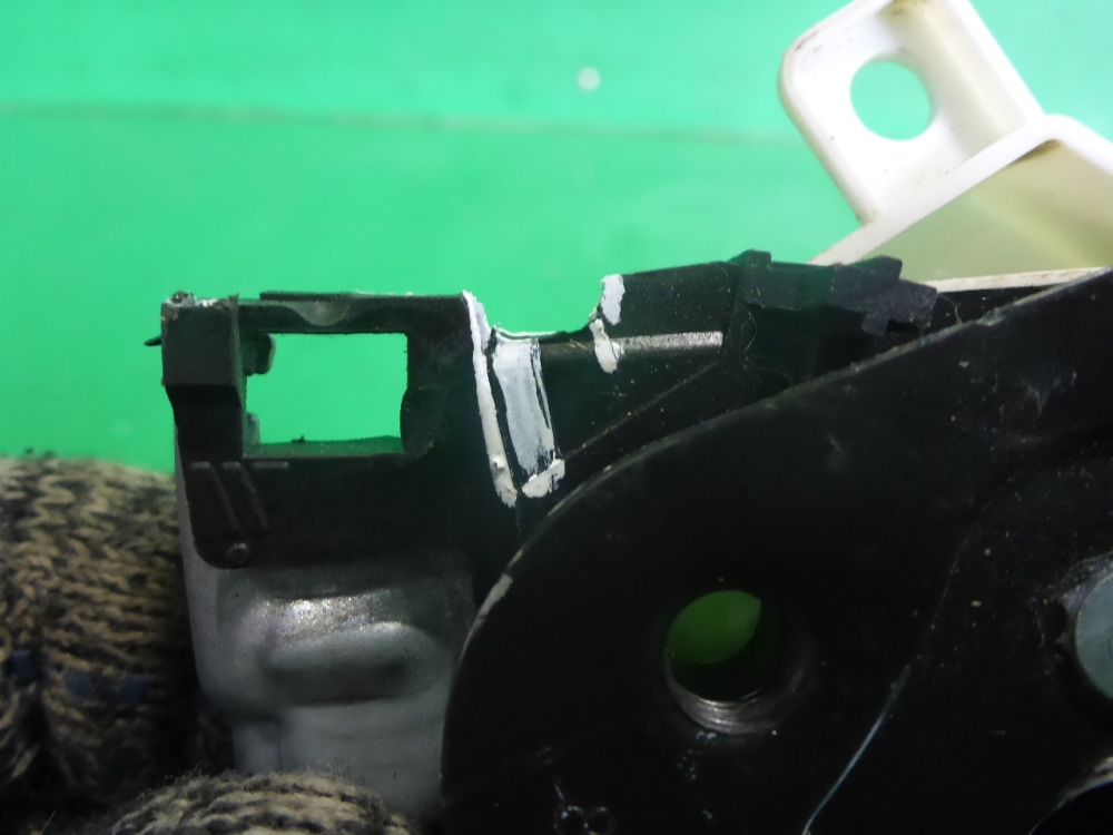 Замок двери передней правой