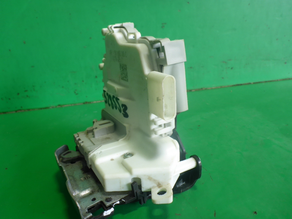 Замок двери передней правой