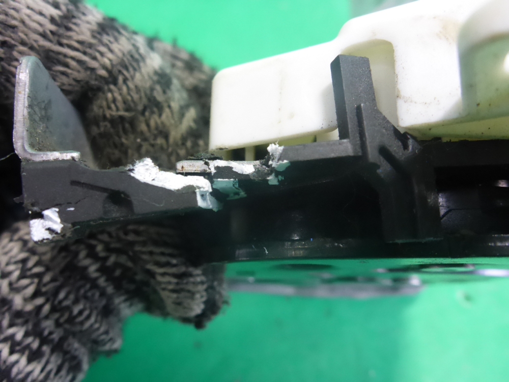 Замок двери передней правой