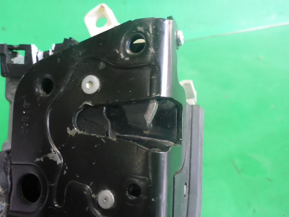 Замок двери передней правой