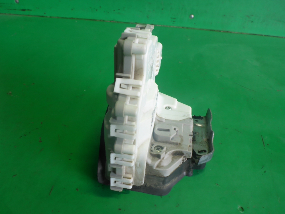 Замок двери передней правой