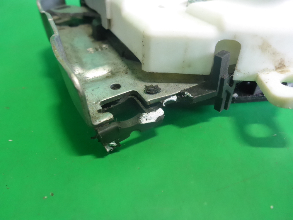 Замок двери передней правой