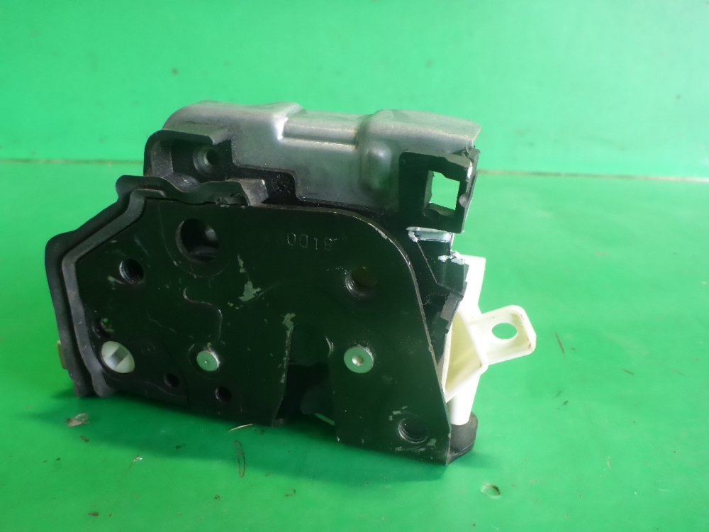 Замок двери передней правой