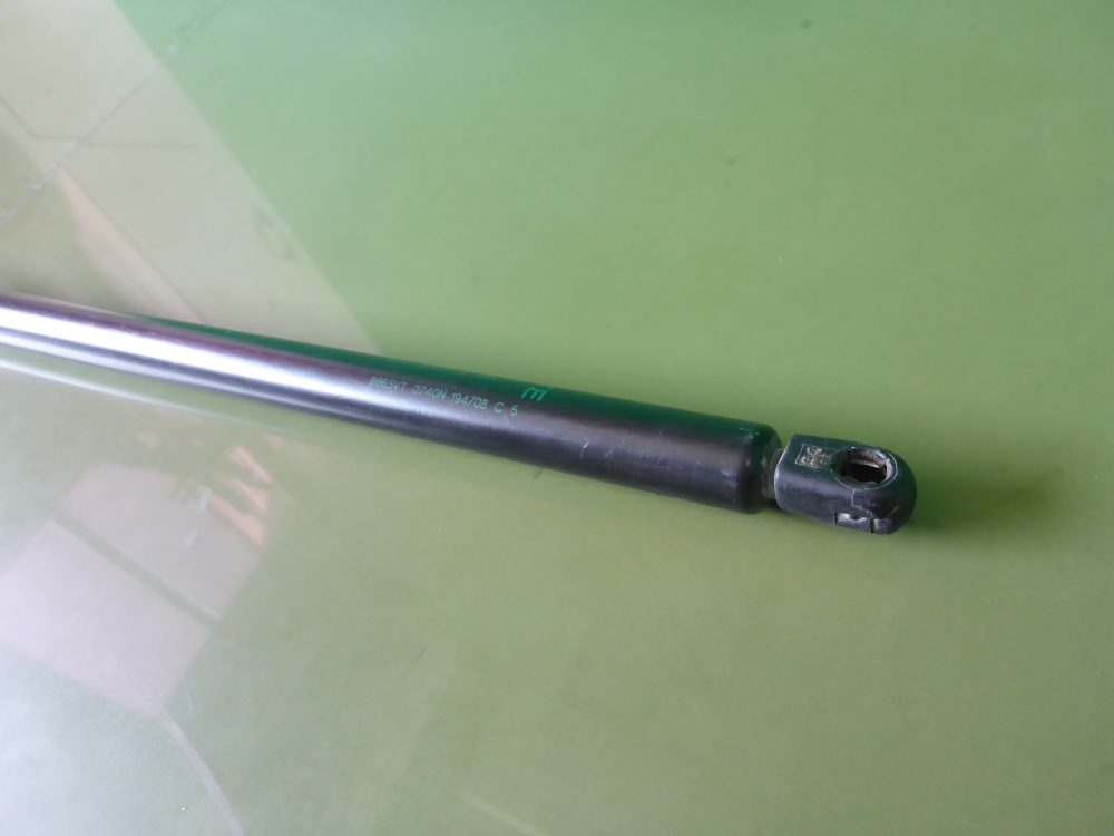 Амортизатор двери багажника