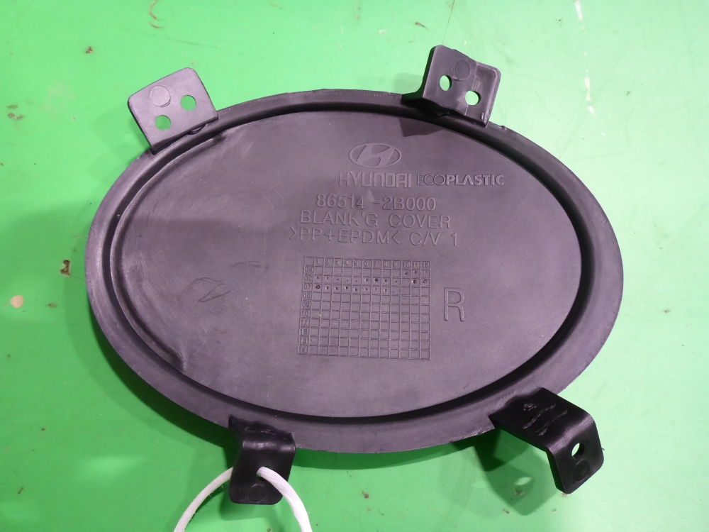 Заглушка бампера правая