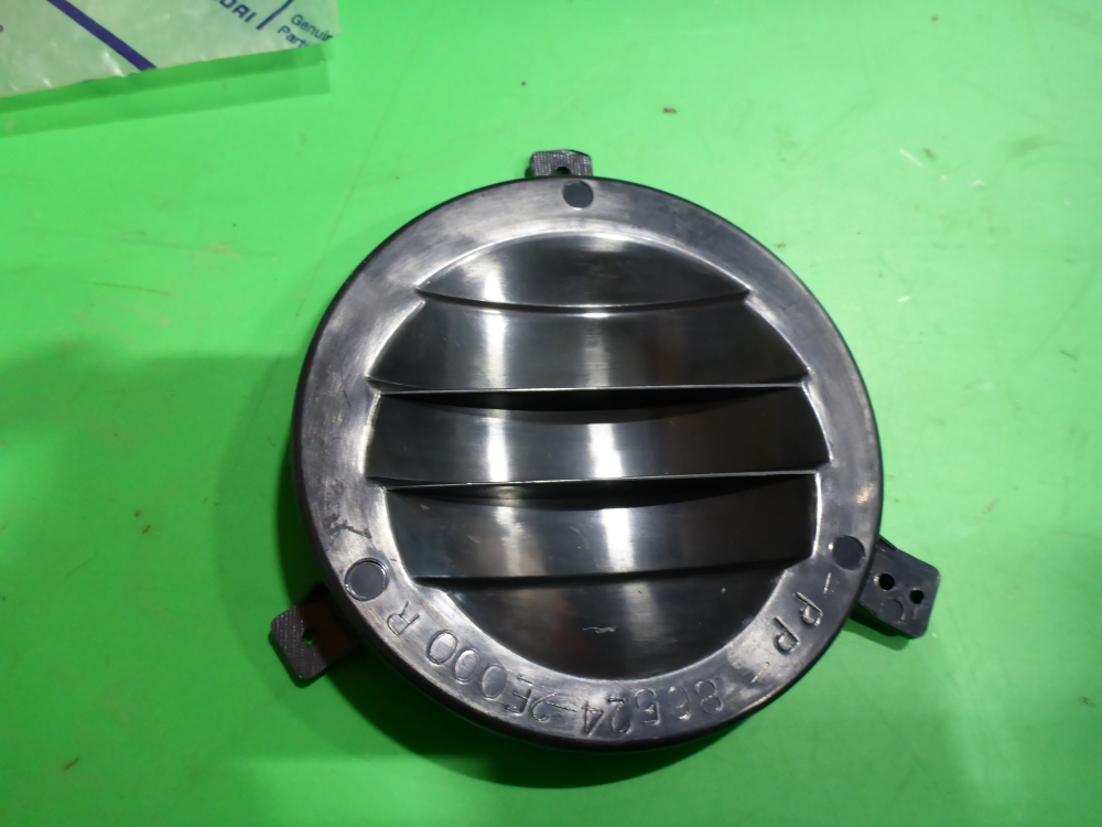 Заглушка бампера правая