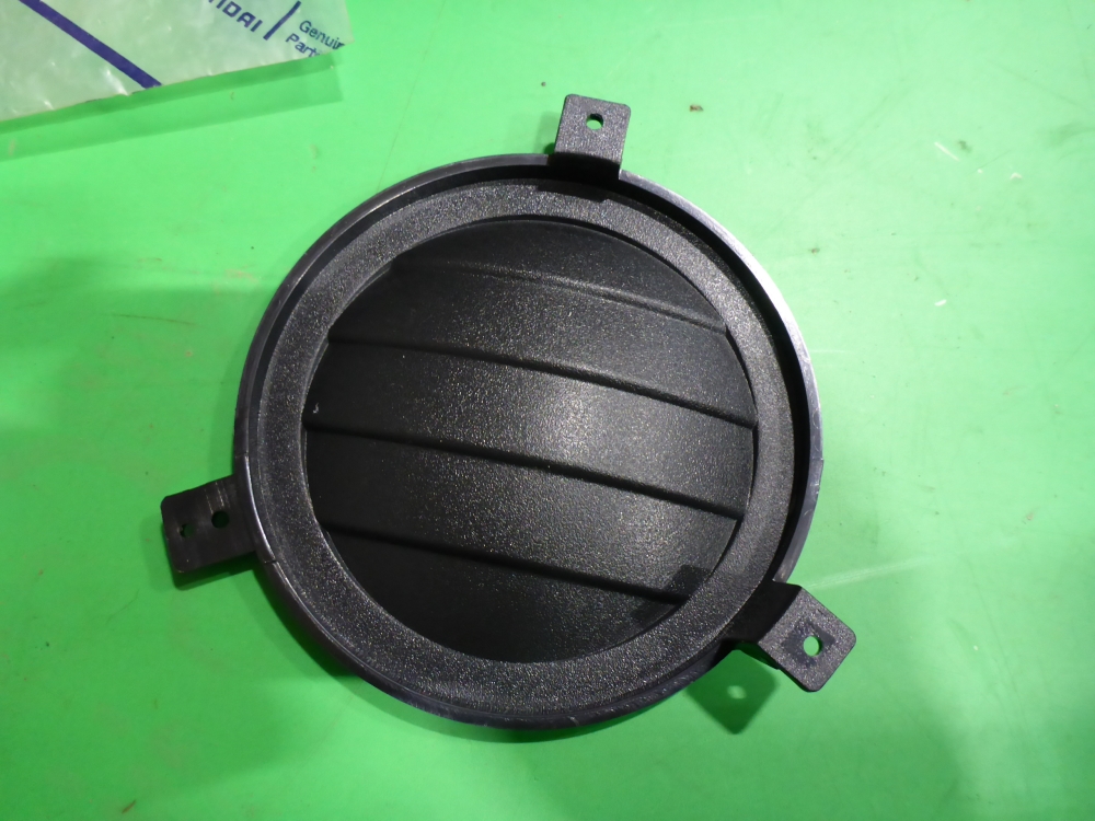 Заглушка бампера правая