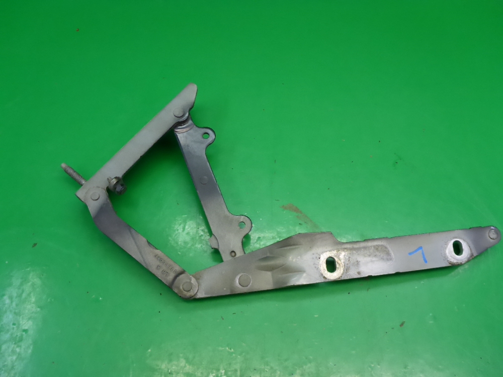 Петля капота левая