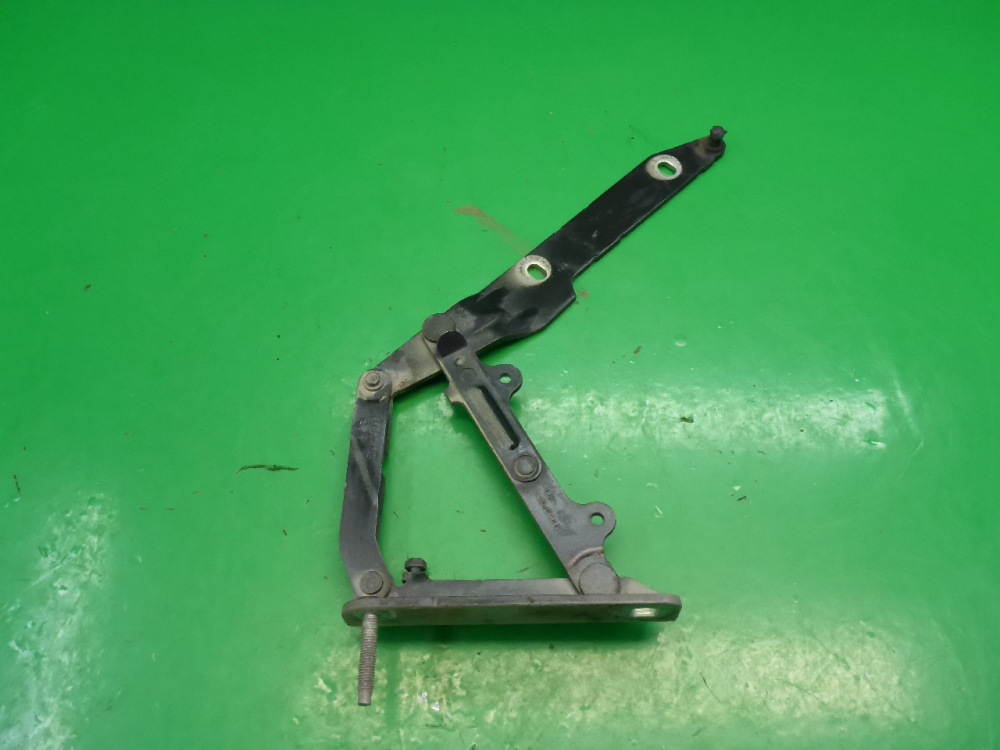 Петля капота левая