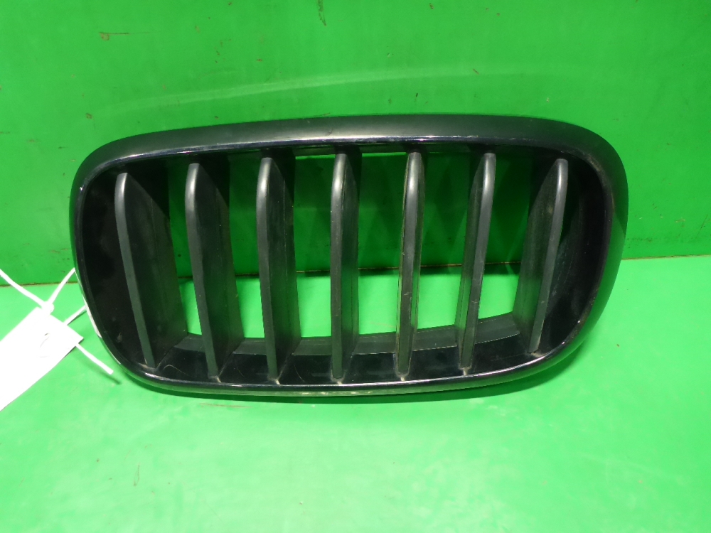 Решетка радиатора левая