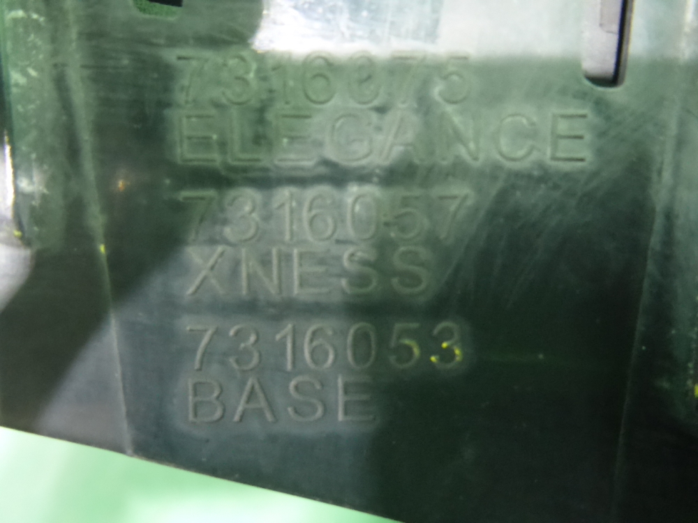 Решетка радиатора левая