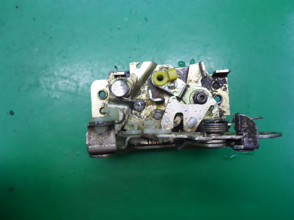 Замок двери задней левой