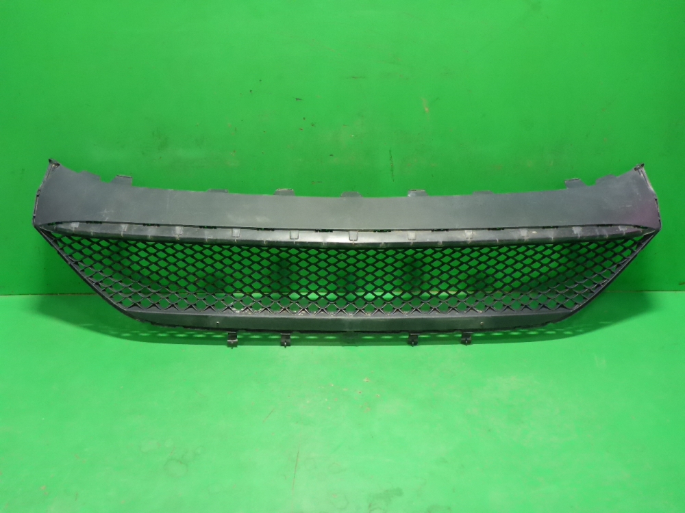 Решетка в бампер центральная