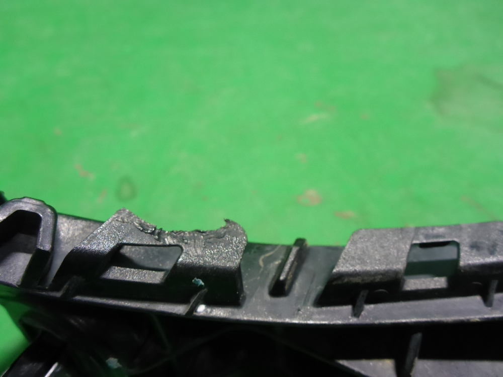 Кронштейн переднего бампера правый