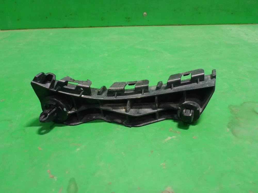 Кронштейн переднего бампера правый