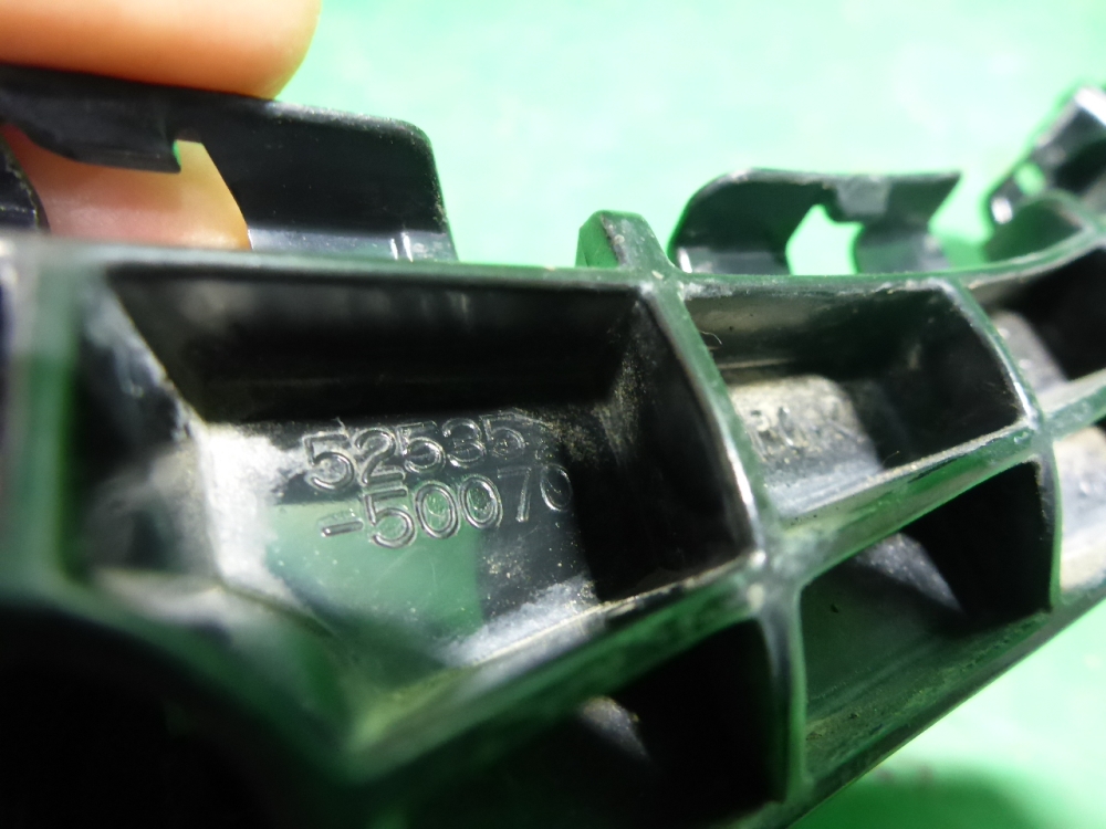 Кронштейн переднего бампера правый