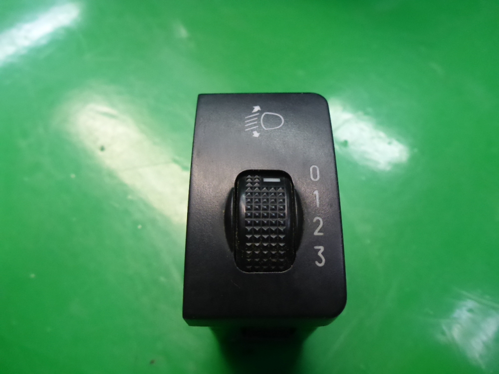 Кнопка корректора фар