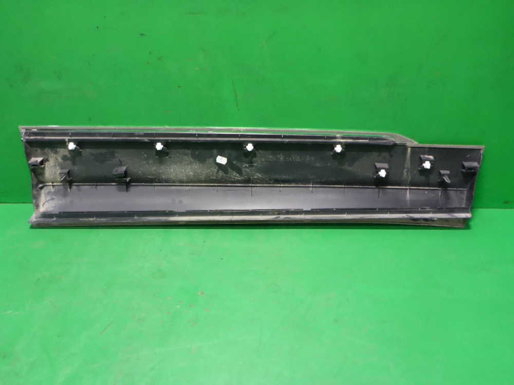 Накладка двери передней левой