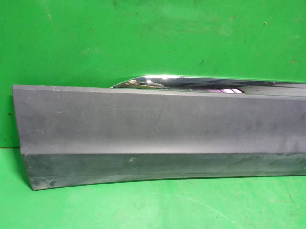 Накладка двери передней левой