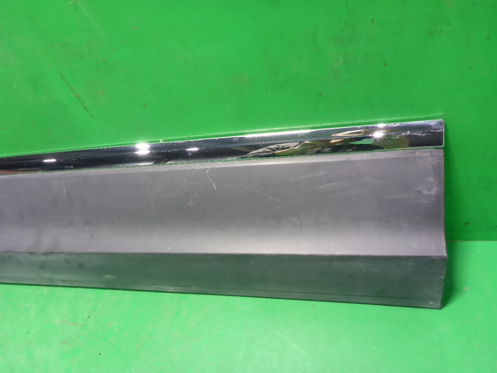 Накладка двери передней левой