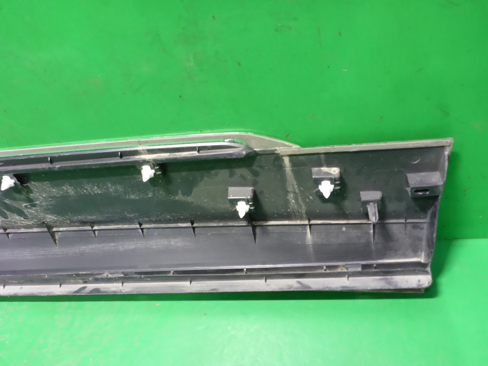 Накладка двери передней левой