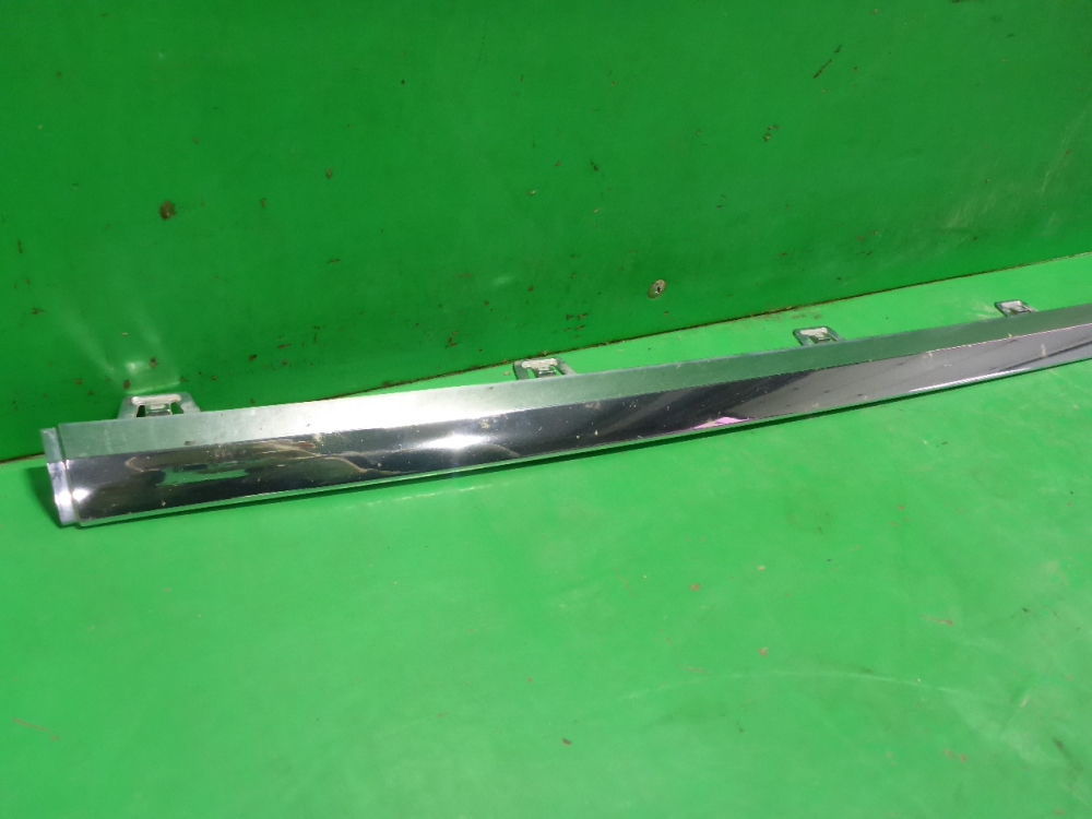 Накладка переднего бампера центральная