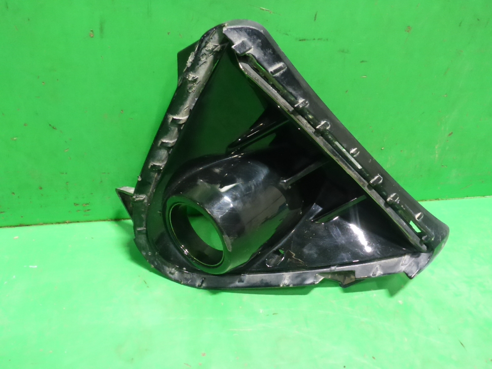 Рамка противотуманной фары левой